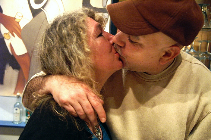 PICT2574 small Michelle and M kissing.jpg - 298549 Bytes